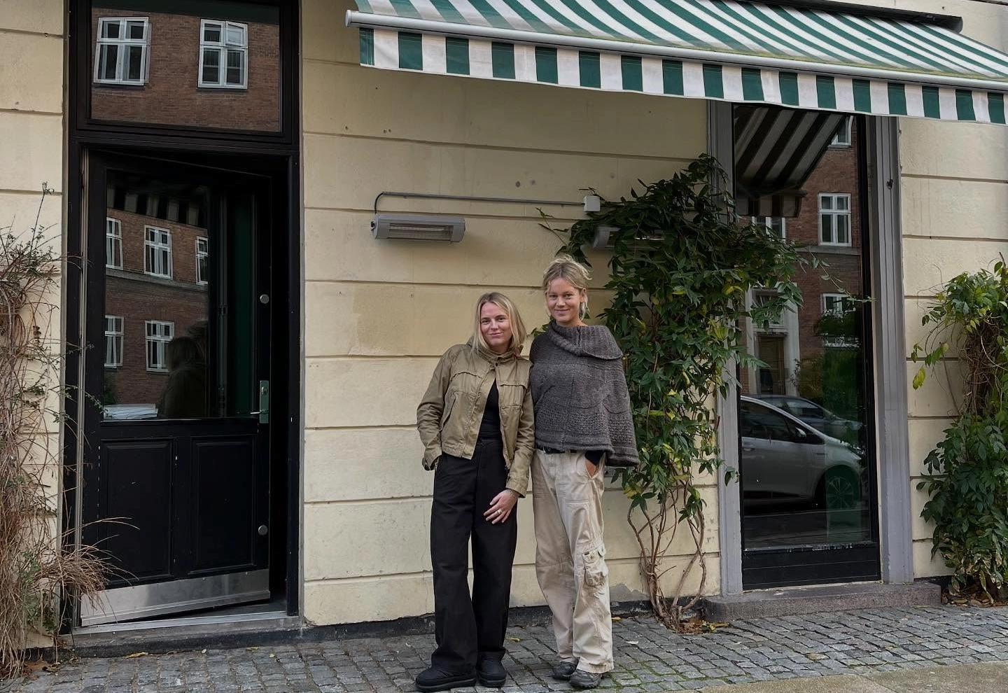 Augusta og Amalie foran Bonni café på Nørrebro